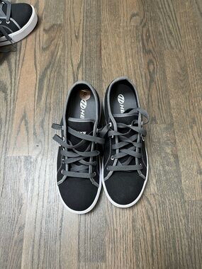 Heelys Black and Gray Low-Top Skate Sneakers